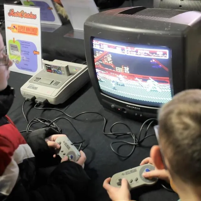 Des gamins de maintenant, sur une Super Nintendo vieille de 30 ans... Ouest-France photo des gamins de maintenant, sur une super nintendo vieille de 30 ans... © ouest-france