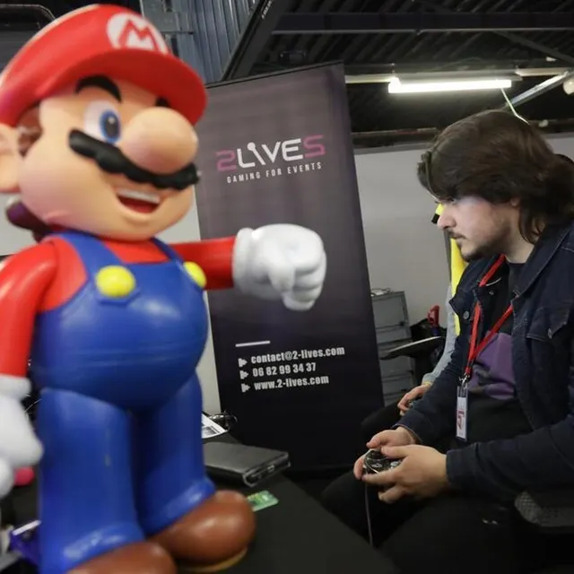 Au stand de 2-Lives, organisateur de tournois e-sport, partenaire de Geek Life. Ouest-France photo au stand de 2-lives, organisateur de tournois e-sport, partenaire de geek life. © ouest-france