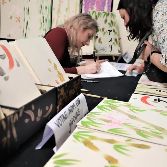 Au stand de calligraphie japonaise... Ouest-France photo au stand de calligraphie japonaise... © ouest-france