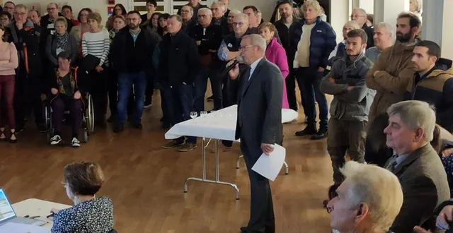 photo  c’est sous la forme d’un diaporama que le maire a présenté les travaux et événements des trois dernières années.  &copy;  le maine libre 