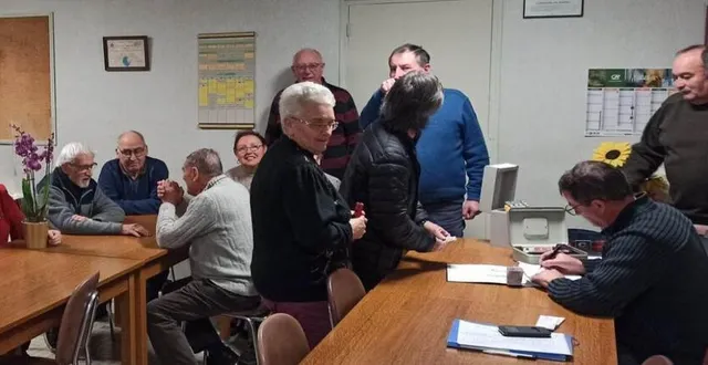 photo  après l’assemblée générale, les adhérents s’acquittent de la cotisation.  &copy;  le maine libre 