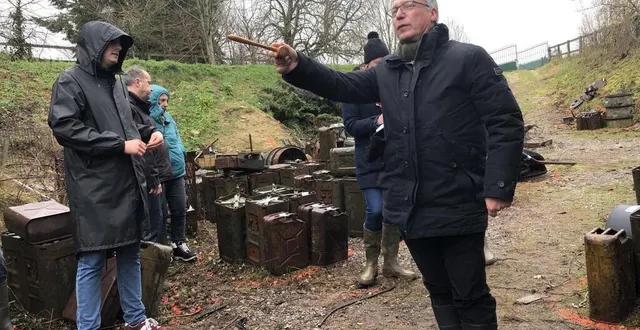 photo  sous la pluie, frédéric nowakowski, commissaire-priseur, a commencé la vente aux enchères par les objets stockés dehors : jerricans, jantes, caisses à obus, pièces de voitures…  &copy;  ouest-france 