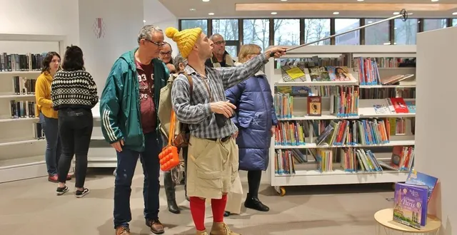 photo  les visites guidées loufoques de la nouvelle médiathèque proposées par la houlala compagnie ont séduit de nombreux curieux.  &copy;  ouest-france 