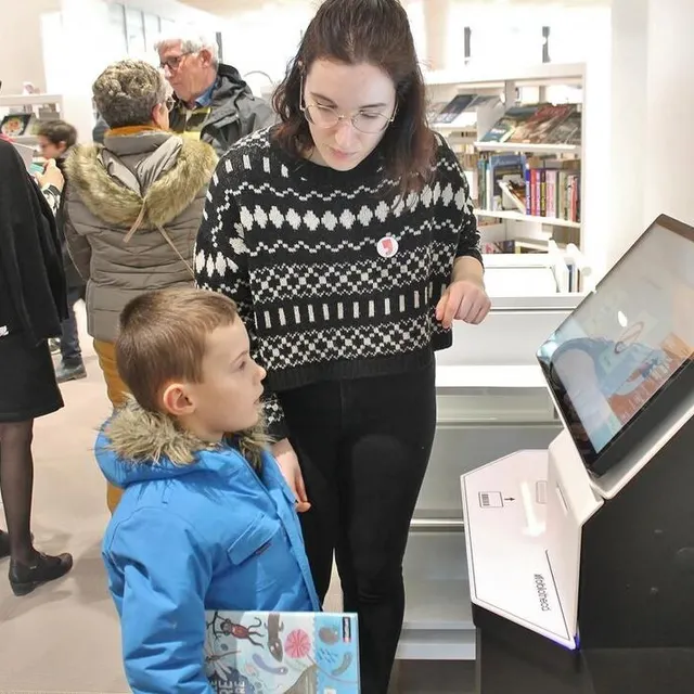 photo yanis, 6 ans, se familiarise avec les nouvelles bornes automatiques pour emprunter et rendre les documents.  ©  ouest-france