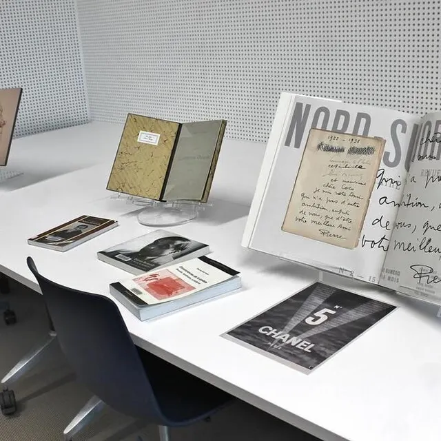 photo des œuvres de l’inestimable fonds pierre reverdy, propriétés de la ville, étaient exposées dans une salle de travail de la médiathèque à l’occasion de l’inauguration.  ©  ouest-france