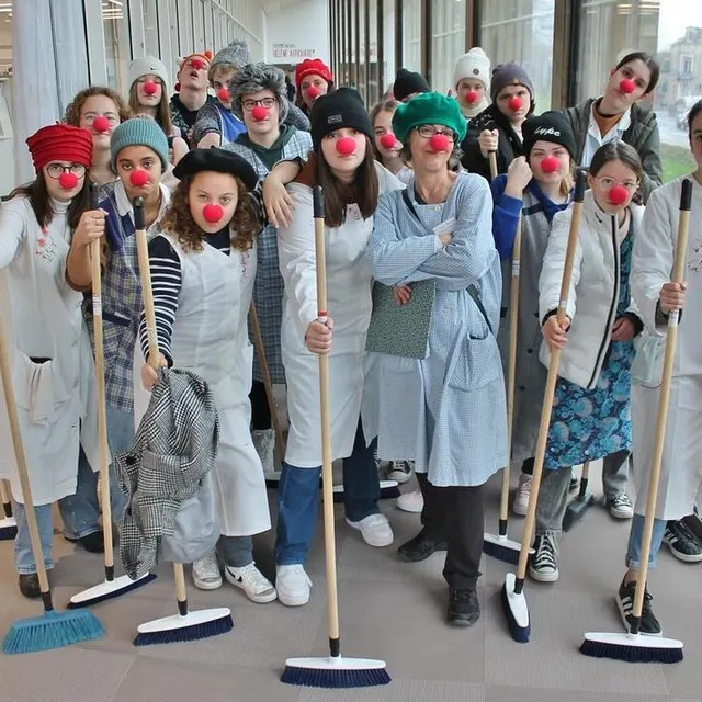 photo la « brigade de nettoyage intempestif », constituée d’élèves de la section théâtre du conservatoire autour de leur professeure béatrice pasquier, a égayé les couloirs.  ©  ouest-france