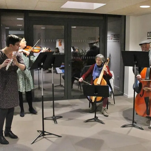 photo à l’entrée du conservatoire hélène-affichard, des musiciens ont investi les lieux.  ©  ouest-france