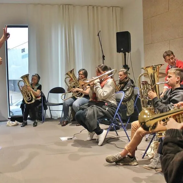 photo autour du professeur de tuba mathieu chalange, on pouvait s’essayer aux cuivres pour la première fois pendant l’inauguration : bienvenue dans « l’orchestre éphémère » du conservatoire hélène-affichard.  ©  ouest-france