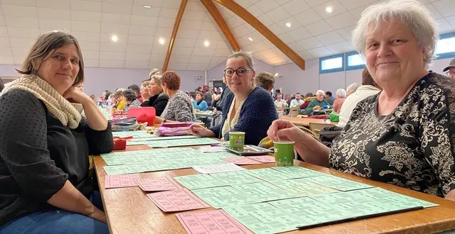 photo  estelle lancelot, céline michel et jocelyne talineau sont des mordues de loto. ce dimanche 13 janvier 2023, elles ont joué à la flèche.  &copy;  ouest-france 