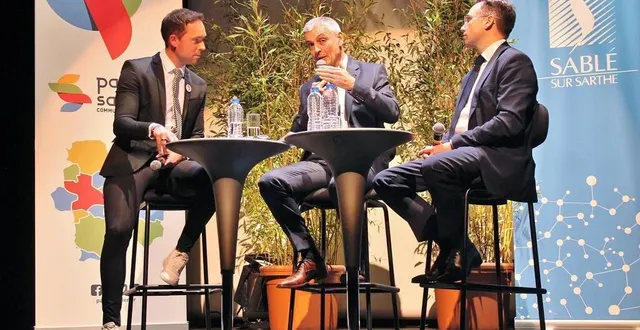 photo  daniel chevalier et nicolas leudière ont été interviewés par aurélien legendre, présentateur de la chaîne lmtvsarthe (à gauche), vendredi 13 janvier, scène joël-le theule, à sablé.  &copy;  ouest-france 