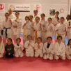 photo  les jeunes karatékas entourés de leurs professeurs, dont laurent chaudron, professeur ceinture noire 4e dan, (à droite). 