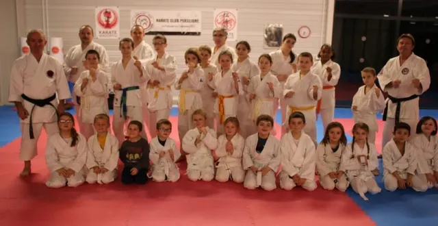 photo  les jeunes karatékas entourés de leurs professeurs, dont laurent chaudron, professeur ceinture noire 4e dan, (à droite).  &copy;  ouest-france 
