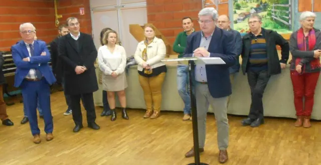 photo  le maire, entouré de son conseil et des élus des communes voisines.  &copy;  ouest-france 