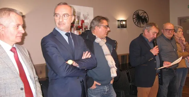 photo  laurent bothereau, maire, et les élus, réunis pour les vœux à la population.  &copy;  ouest-france 