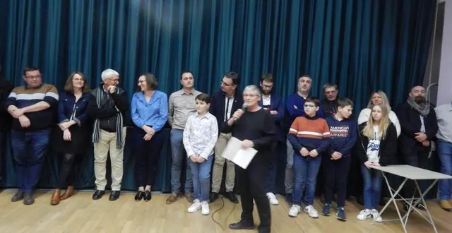 photo  ghislaine leviau, avec l’équipe municipale et le conseil municipal jeunes, s’est adressée aux nombreux habitants présents.  &copy;  le maine libre 