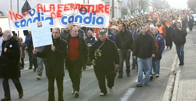photo  en décembre 2012, des centaines de personnes avaient manifesté dans les rues du lude contre la fermeture de candia. le conflit social allait se durcir en janvier avec le lancement d’une grève illimitée.  &copy;  archive le maine libre 