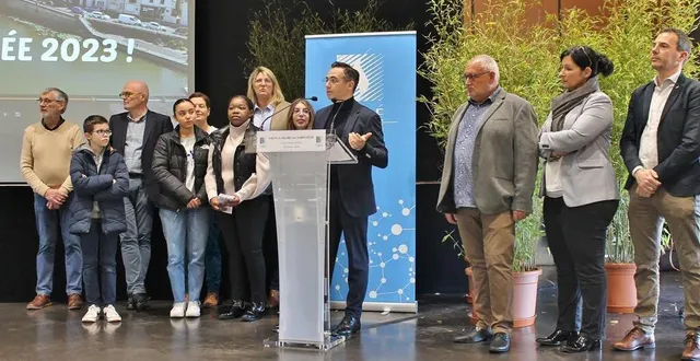 photo  entouré par ses adjoints et des membres du conseil municipal des jeunes, le maire nicolas leudière a présenté ses vœux aux habitants de sablé-sur-sarthe lors d’une cérémonie dédiée salle madeleine-marie, dimanche 15 janvier 2023.  &copy;  ouest-france 