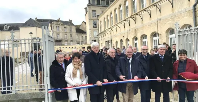 photo  à l’heure de couper le ruban tricolore.  &copy;  le maine libre 