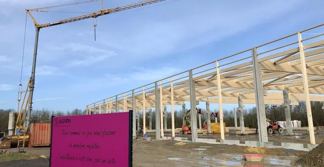 photo  saint-léger-de-linières, vendredi 13 janvier 2023. une plaque en tôle perforée a été dévoilée sur le chantier du futur atelier d’appi.  &copy;  co – chloé bossard 