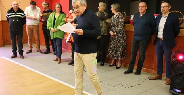 photo  jean-denis guibert, maire, entouré de son conseil municipal  &copy;  le maine libre 