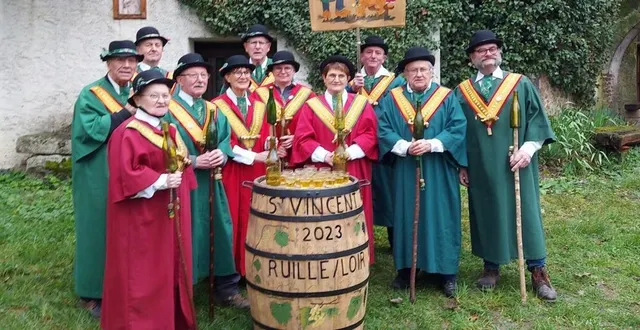 photo  christophe mussard (premier à partir de la droite) cède son fauteuil à jean-yves mirault (quatrième à partir de la gauche).  &copy;  le maine libre 