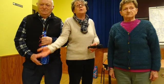 photo  norbert lucas honoré pour ses 80 ans, ici avec la maire agnès verdier et paulette lenoir présidente du club.  &copy;  le maine libre 