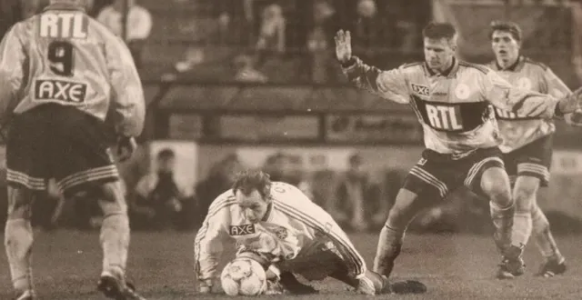 photo  l’auxerrois yann lachuer au sol, pressé par arnaud marchand : image d’une rencontre où segré avait donné du fil à retordre au club bourguignon, l’un des plus prestigieux en france alors.  &copy;  archives ouest-france 
