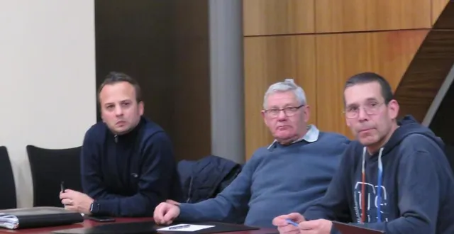 photo  guillaume suire, gérard dutertre, conseillers municipaux et hubert toreau, conseiller délégué à la séance de conseil municipal du mardi 10 janvier à trangé.  &copy;  ml 