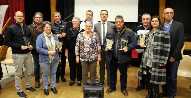 photo  les entrepreneurs et les élus lors de la remise des trophées de l’entreprise à pontvallain.  &copy;  le maine libre 