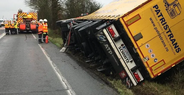 photo  le semi-remorque a fini sa course dans le fossé. fort heureusement, le chauffeur s’en est sorti indemne.  &copy;  le maine libre 