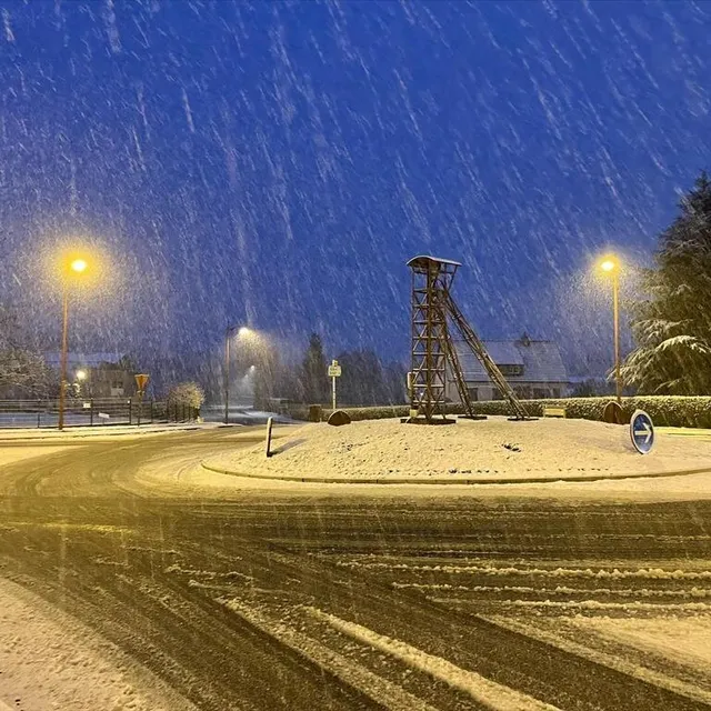 photo un rond-point de la ferrière-aux-étangs (orne) recouvert de neige, mardi.  ©  ouest-france
