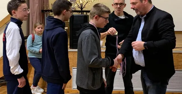 photo  plusieurs associations sportives ont été récompensées pour leurs résultats, à l’issue des vœux de la municipalité, comme ici le football.  &copy;  ouest-france 