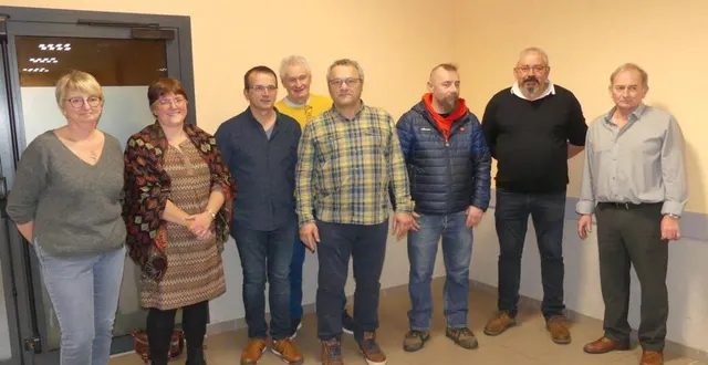 photo  le conseil municipal avec le maire, claude gasnier, au centre.  &copy;  ouest-france 