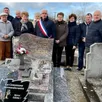 photo au cimetière, le maire, philippe bigot, a déposé une plaque sur la tombe d’odette peltier.