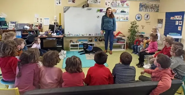photo  shana, une petite chienne de 18 mois, est venue avec cécile pour rencontrer les élèves de l’école georges-jean.  &copy;  le maine libre 