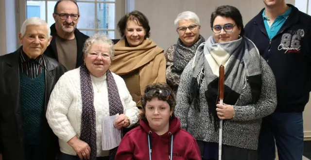 photo  entourée de philippe chartier, maire (2e rang à gauche) et des responsables d’associations, chloé (assise), entourée de pierrette brebion, (à sa droite),de ses parents déborah et frédéric (à sa gauche).  &copy;  ouest-france 
