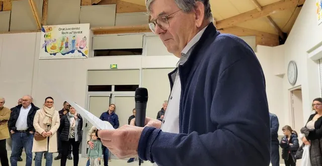 photo  le maire de challes (sarthe), guy fourmy, lors des vœux aux habitants.  &copy;  mairie de challes 