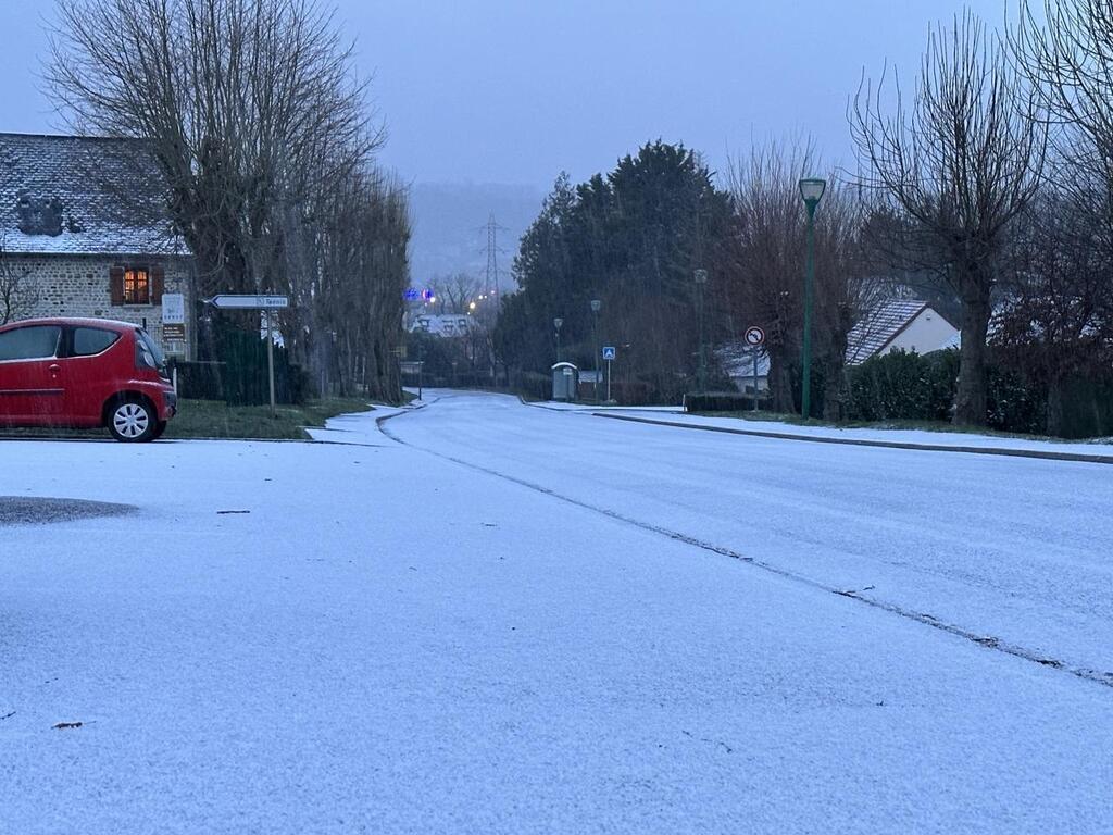 Giboulées de neige dans le Calvados routes glissantes et circulation