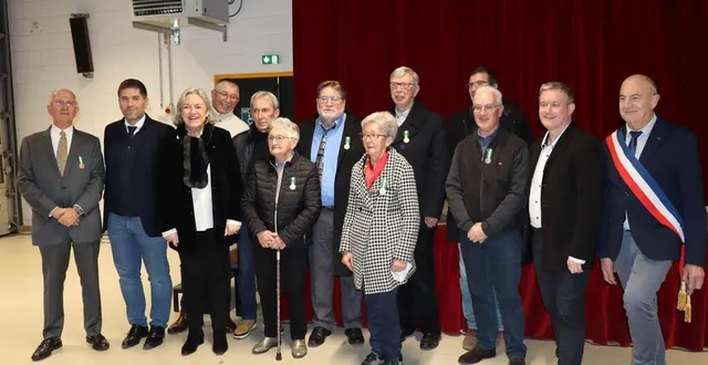 photo  les médaillés, gérard viel, jeanine peigney, denis morice, marcel pillon, eric hardy, bertrand tilly, roger pitel, jean-marie boulaire, christiane divay, entourés du maire d’écouché-les-vallées, du président de l’intercommunalité, du député, de la conseillère départementale?.  &copy;  ouest-france 
