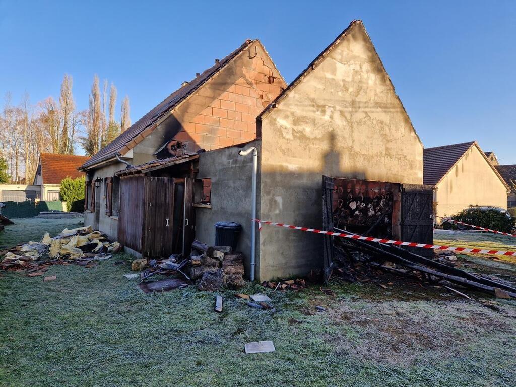 Le Breil sur M rize. Une maison d habitation d truite par un