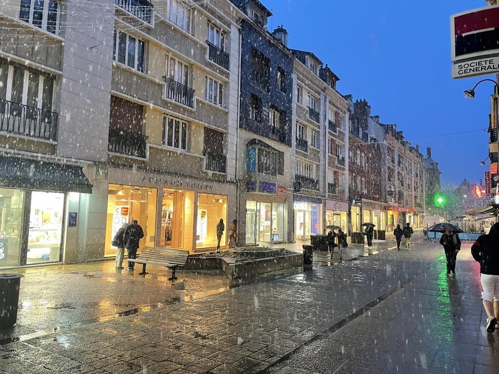 Giboulées de neige dans le Calvados Lisieux à son tour sous les