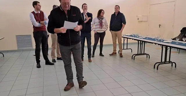 photo  le maire luc bourmault a fait état de l’avancement du lotissement.  &copy;  le maine libre 