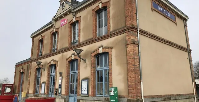 photo  fermée depuis 2019, la gare de briouze, dans l’orne, va rouvrir en 2023 et accueillera l’association familles rurales et un « espace de vie partagée ».  &copy;  ouest-france 