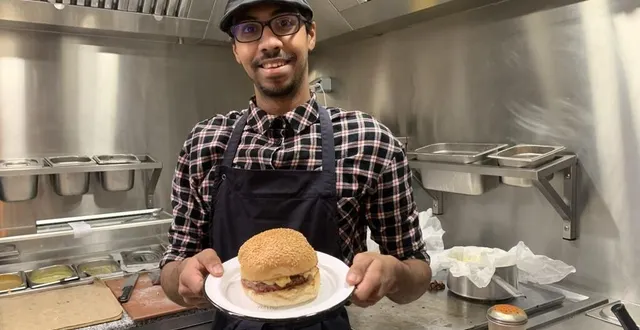 photo  dany leroux de chez big fernand, à angers, prépare plus de cent burgers tous les jours.  &copy;  ouest-france 