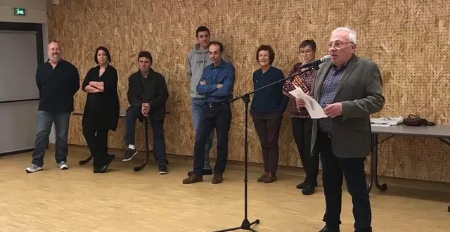 photo  jean-paul coquille en compagnie de son conseil municipal, lors de la cérémonie des vœux.  &copy;  ouest-france 