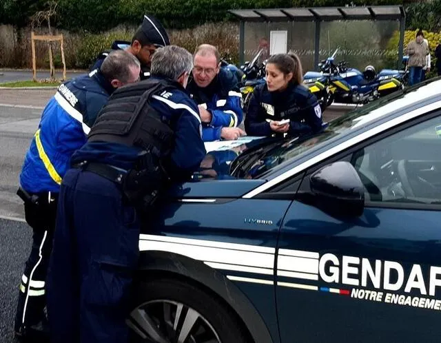 photo à 10h30, les gendarmes étudient le parcours : le départ ne va pas tarder.  ©  photo le maine libre