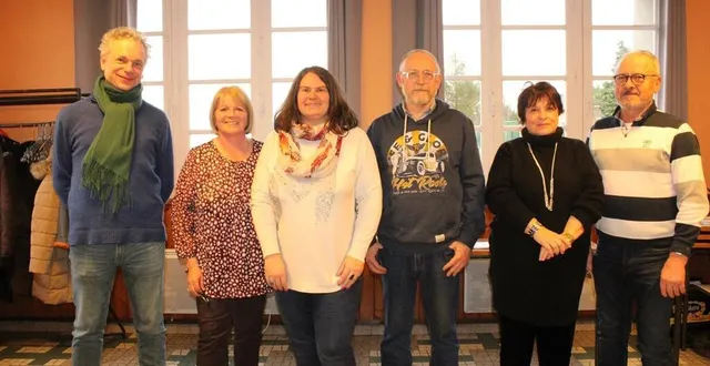 photo  de gauche à droite : luc langlois, agnès laigre (la maire), carole mazard et jean-marc divay, françoise et françois foucher.  &copy;  ouest-france 