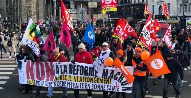 photo  l’arrivée de la tête de cortège aux jacobins, vers 15 h 30.  &copy;  le maine libre 