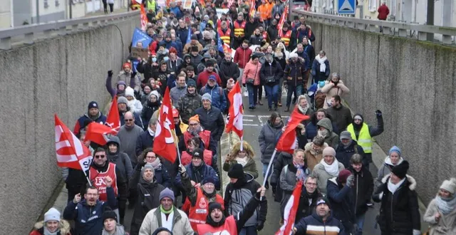 photo  parti de la place du champ-de foire, le cortège s’est rendu au rond-point de la poste en passant par la rue gambetta.  &copy;  le maine libre 