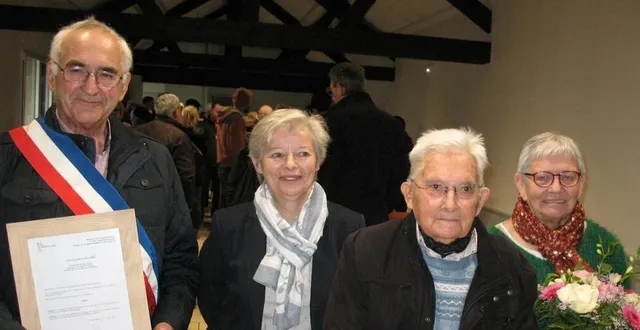 photo  de gauche à droite : michel chesneau, marie-françoise bellier-pottier, joseph bouvet (ancien maire) et jeannette chesneau.  &copy;  co 